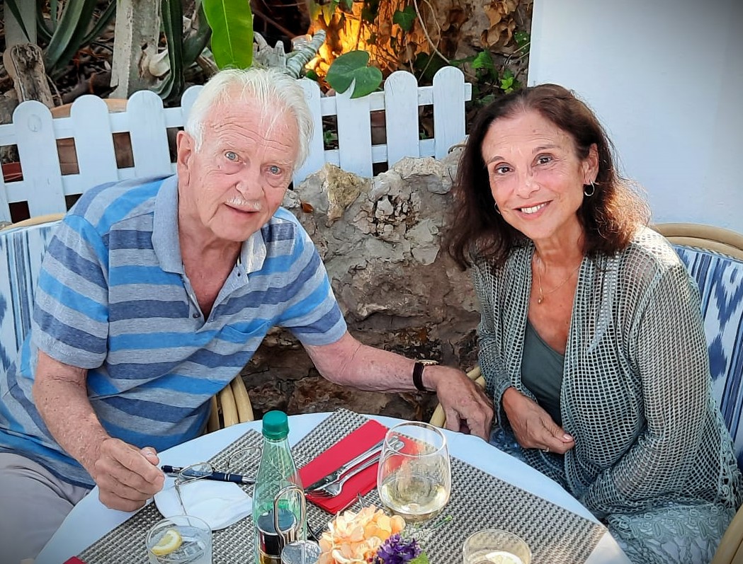 Zwei Personen bei einem gemeinsamen Abendessen im Freien
